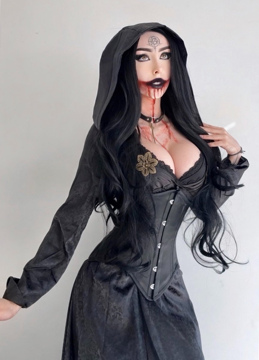 celthewitch's tweet photo. Daniela from resident evil 8 for today’s stream cosplay :3 https://t.co/bQqobOVJKr