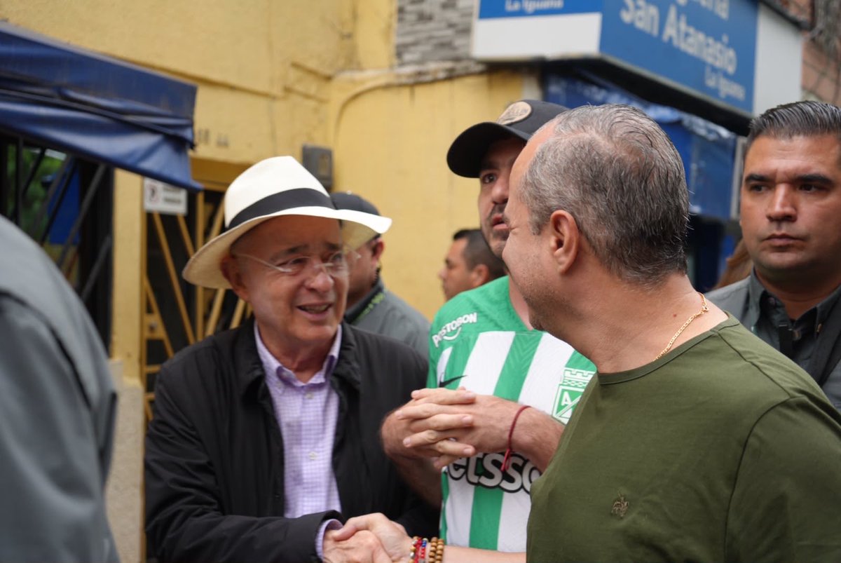 Juan_EspinalR's tweet photo. #NoParamos 

Acompañamos al Presidente @AlvaroUribeVel en su visita a la Iguana (Medellín), siempre estamos donde la comunidad nos necesita, buscando soluciones y respaldando a la ciudadanía. 

@CeDemocratico https://t.co/teI7ujWlNN