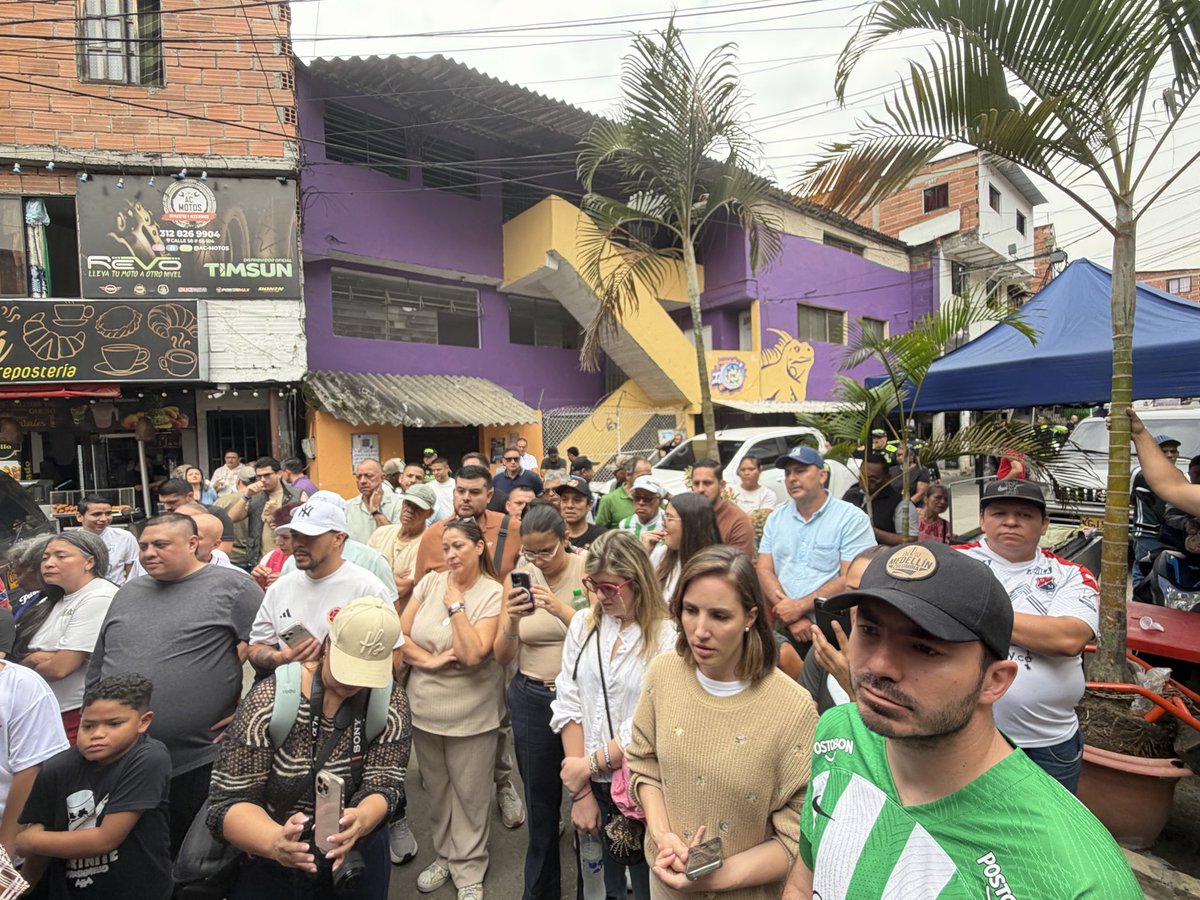 Juan_EspinalR's tweet photo. #NoParamos 

Acompañamos al Presidente @AlvaroUribeVel en su visita a la Iguana (Medellín), siempre estamos donde la comunidad nos necesita, buscando soluciones y respaldando a la ciudadanía. 

@CeDemocratico https://t.co/teI7ujWlNN