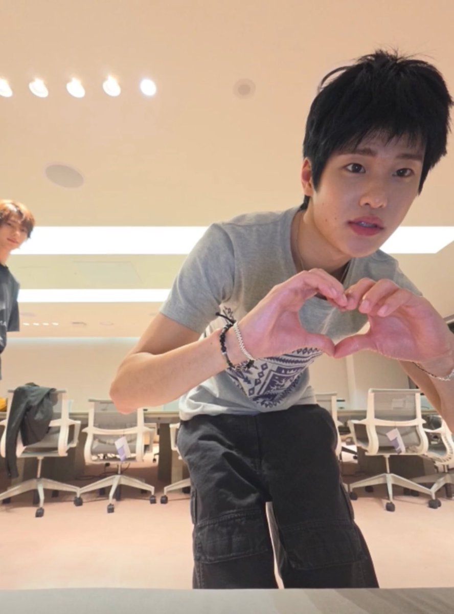 myheartgoneblue's tweet photo. ผลัดกันถ่ายติดอยู่นั่น ไม่ชวนมาถ่ายด้วยกันดี ๆ ล่ะหนิ https://t.co/UX33J2De5b