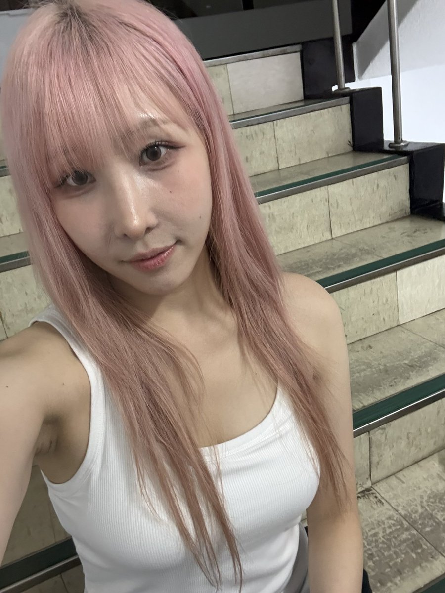 licketyquickil's tweet photo. 해쉬언니 사진 부탁 비하인드 
도은웅니:(머리정리하며) 아 얼굴에 대한 불만감 표현 
나: 언니 충분히 예뻐요 
도은웅니: 저 보정 해주실꺼예여?
나: 언니 원래 예뻐서 괜찮아여
도은웅니: (사진 찰칵찰칵) 여기서 이쁜걸루
보내주세용 
나: 네!! (다 보냄) https://t.co/dfGKXAuirl