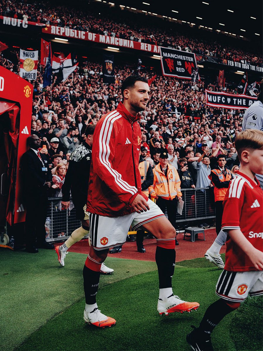 TheUtdArchives's tweet photo. I hate this Manchester United team with a passion but you know who I hate even more?

Diogo Dalot…. Fucking shit. https://t.co/O1mTKiyZQd