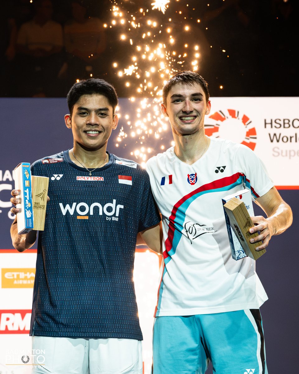 FFBaD's tweet photo. #YonexIFB | HISTORIQUEEEEEEEE !!!!!!! 🇫🇷 🇫🇷🏆

Après un parcours monstrueux, Christo Popov remporte ses premiers Yonex IFB et deviendra le PREMIER Français classé numéro 1 mondial, tous tableaux confondus !! Et tout ça à la maison, c'est comme si l'histoire était écrite !🥹

Avec cette victoire en 3 sets face à l’Indonésien Moh. Zaki UBAIDILLAH (21/11 14/21 21/13), le Français rentre dans l’histoire du badminton.🤯

À seulement 24 ans, Christo affiche déjà un palmarès phénoménal, auquel vient de s'ajouter un titre à domicile ! 🔥🔥

QUEL EXPLOIT INCROYABLE !!! 💥

#Badminton #FrenchOpen2026