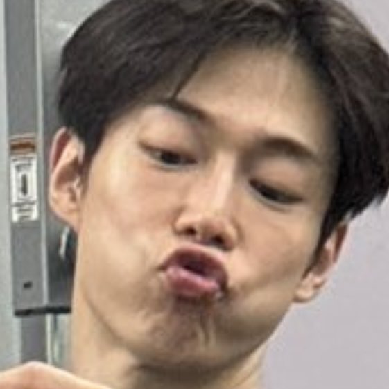 cute_dawon's tweet photo. 귀귀 baby cheeks are there but blurry!! 
i still can't see them clearly!! @ 귀귀
take it again but closer this time🐤
(center 귀귀 baby cheeks 📷) https://t.co/huOb4N4RLB