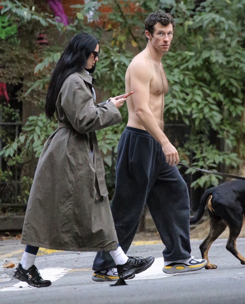 UKViewTime's tweet photo. Dua Lipa and her husband, Callum Turner, spotted enjoying a casual stroll with their dog in NYC, with Callum going shirtless. 😍☀️📸 https://t.co/GGenCyKnom