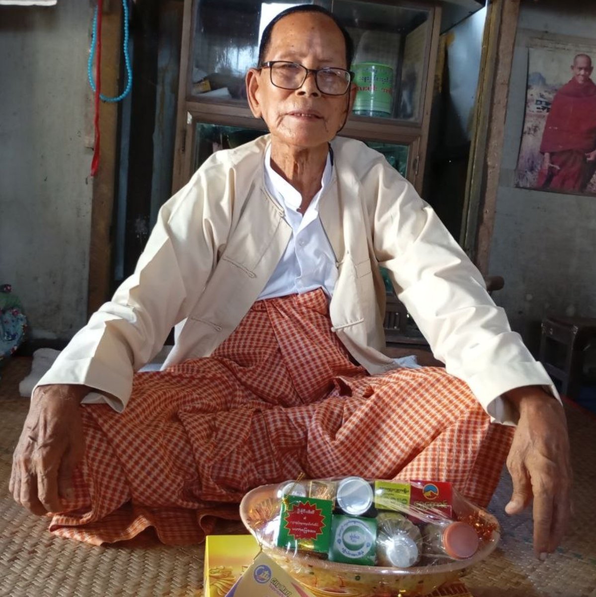 MayHtet177's tweet photo. ဟေ့ ရိုးရာကိုထိန်းသိမ်းတာ တို့ အဘိုးကမှအစစ်နော် ‌😉မြေးတွေလာကန်တော့ရင်အမြဲ ဝတ်စုံပြည့်နဲ့ပဲကန်တော့ခံတာဗျားးး 

(ဒါနဲ့  trend လေးjoinတာ မှားနေတာတွေရှိခဲ့ရင် ထောက်ပြပေးပါအုံးနော်🥹❤️ )

CULTURAL HERITAGE RECOGNITION

#RecognizeMyanmarCulturalHeritage
#CulturalCreditMatters https://t.co/slvzmWwhl4