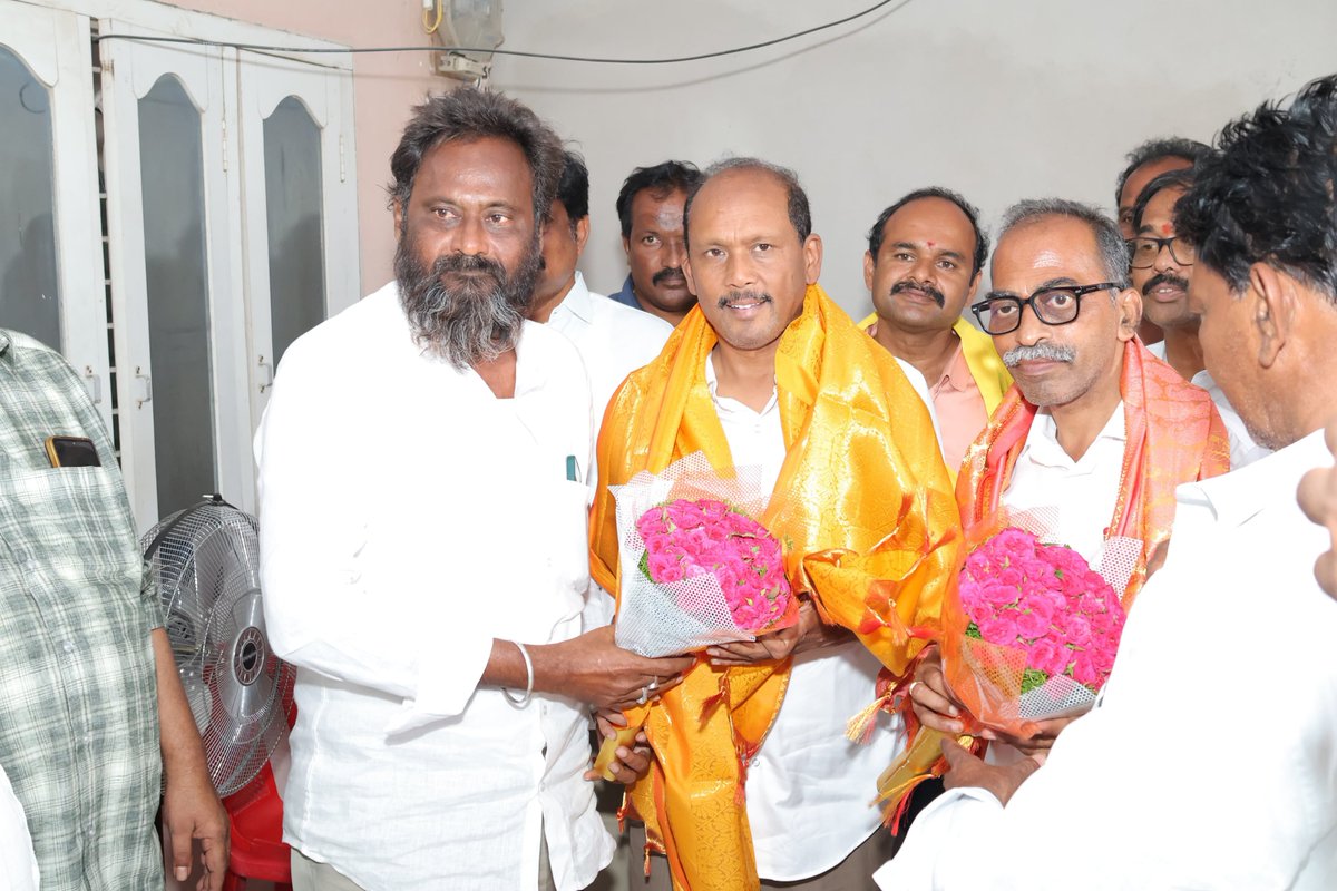 BnVijayKumar_Bn's tweet photo. చీమకుర్తి పట్టణంలో 26 వార్డు ఎన్టీఆర్ నగర్ వైసీపీ నుండి టీడీపీలోకి చేరిన ముస్లిం నాయకులు షైక్ ఖాజా గారు, మరియు 10 కుటుంబాలు టీడీపీ లోకి చేరడం తో వారిని తెలుగుదేశం పార్టీ కండువా కప్పి సాదరంగా ఆహ్వానించాను.
#TeluguDesamParty 
#ChandrababuNaidu 
#NaraLokesh 
#BnVijayKumar https://t.co/ePIHtytcbN
