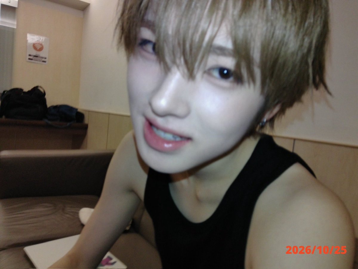 39keyring's tweet photo. 사쿠야 진짜 신고할거임... 료둥이가 찍어준거 뒤에 두 장도 이미 있었는데 오늘 찍은 검은나시 사진이 엄청 마음에 들으셧던 모양이고, 근데 검나 한장만 올리기 살짝 부끼러워서 지금 뒤에 두장도 같이 올린것같고 이 사람 완전히 꼬리 90개 달린 여우임 아 체포할거야 진짜 경찰관니임..... https://t.co/TMn8bApU8I