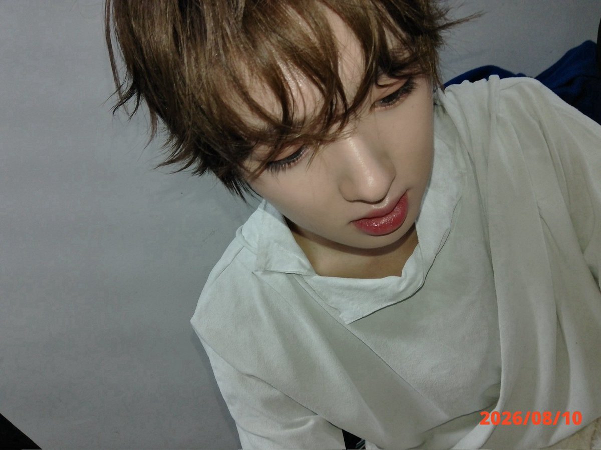 39keyring's tweet photo. 사쿠야 진짜 신고할거임... 료둥이가 찍어준거 뒤에 두 장도 이미 있었는데 오늘 찍은 검은나시 사진이 엄청 마음에 들으셧던 모양이고, 근데 검나 한장만 올리기 살짝 부끼러워서 지금 뒤에 두장도 같이 올린것같고 이 사람 완전히 꼬리 90개 달린 여우임 아 체포할거야 진짜 경찰관니임..... https://t.co/TMn8bApU8I