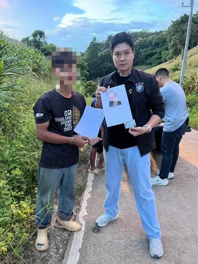 AhazeiAI's tweet photo. 啊？😱 赴泰见男网友，上车10分钟就被绑往边境！

24岁女子9月28日落地曼谷，接机人称受男网友委托，手机和随身物品随即被抢走，人被贴身看守着开往泰北。

车到南奔府黎县，她从行驶中的车上跳下受伤，被当地居民送医；警方随后在达府、清迈抓获两名泰国男子。

网上认识的人约你出国，先想想谁在机场等你。