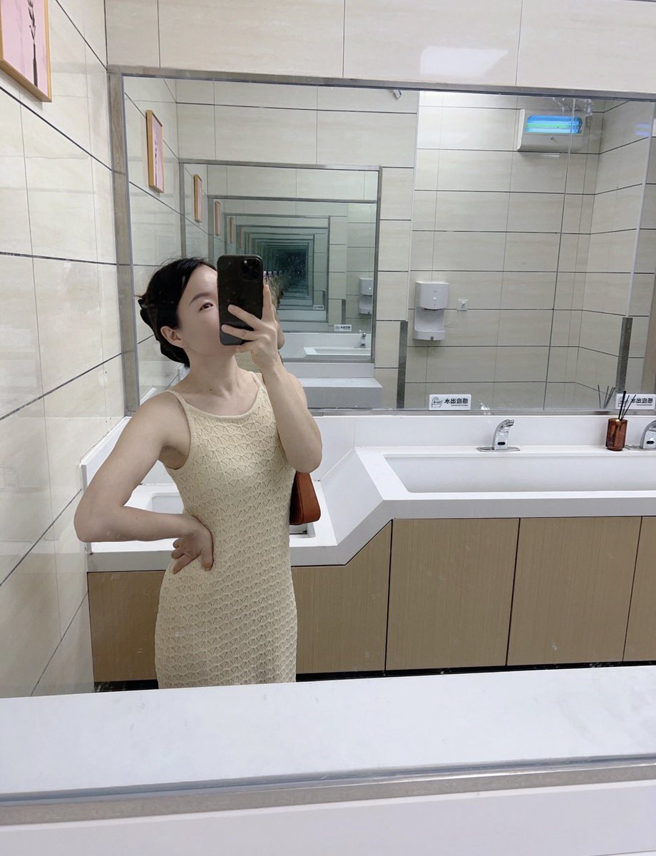 Jacobtwink2004's tweet photo. 昨晚和老公做的时候，有一段69。
早上起来看微信，华问我会不会和他老爸69？
我问他是不是在我们房间里安装了摄像头？要不怎么知道？
华发誓说没有，纯属巧合。
看了一下他发微信的时间，确实比我们69的时间要早一些。
终究是我心虚了。 https://t.co/kzgK2oQxtu