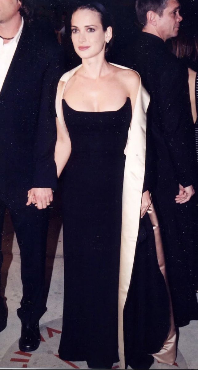 motheryder's tweet photo. esse é o vestido mais lindo que ela já usou sério olha esse decote pqp #WinonaWeekWRBR https://t.co/9rW2qeqlHm