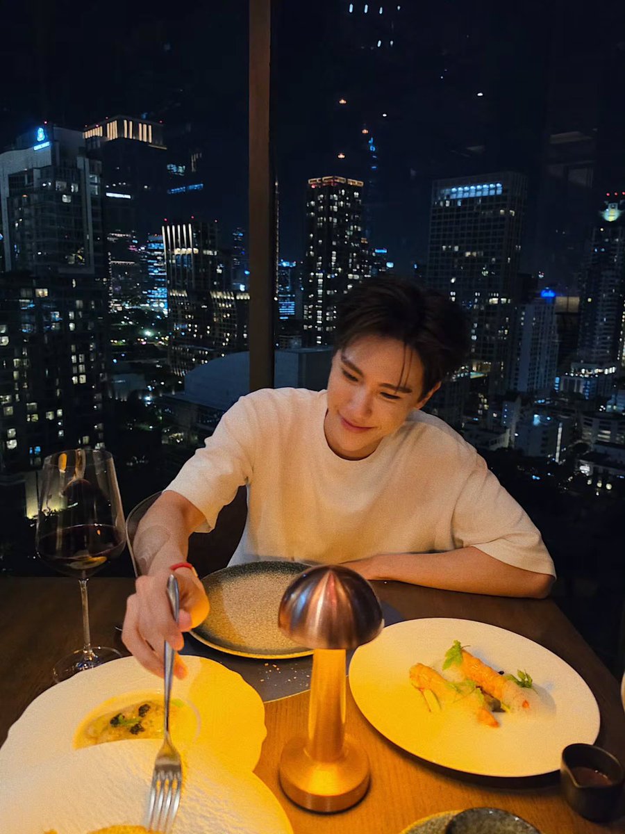plewplewpleww's tweet photo. ชอบผู้ชายแบบพี่มาร์คจิมากอะ แบบ action speaks louder than words คือเป็นคนที่ไม่ได้พูดเยอะ แต่ใส่ใจ แล้วก็แสดงออกในแบบของตัวเอง นี่รู้สึกว่ามาร์คระวังใจจูเนียร์กับคนรอบข้างมากๆ เลยนะ ทั้งเวลาคิด เวลาพูด เหมือนเขาจะพยายามไม่ให้คำพูดหรือการกระทำของตัวเองไปข้ามเส้นบางอย่างที่อาจทำให้คนฟังรู้สึกไม่ดีอะ กับจัมโม่ด้วย มาร์คแทบไม่พูดอะไรที่อาจจะดูบูลลี่โม่เลย ต่อให้เป็นการแซวเล่นๆ ก็ตาม แล้วเวลาพูดกับโม่ก็พูดเพราะมากๆ มาร์คเป็นคนที่ค่อนข้างระวังความรู้สึกคนอื่นนะ รู้ว่าอะไรพูดเล่นได้ อะไรที่ควรระวัง ไม่ใช่ทุกอย่างจะหยิบมาแซวกันได้หมดอะ ส่วนพี่จูเป็นคนพูดเก่งมาก ส่วนมาร์คจะออกอินโทรเวิร์ตหน่อย แต่ไม่เคยรู้สึกเลยว่ามาร์ครำคาญเวลาพี่จูพูดเยอะๆ กลับกันคือมาร์คตั้งใจฟัง ยิ้ม หัวเราะไปกับทุกเรื่องที่จูเล่า เหมือนต่อให้เรื่องที่จูพูดจะเป็นเรื่องเล็กๆ น้อยๆ แค่ไหน มาร์คก็พร้อมจะฟังอยู่ดีอะ นี่ว่ามันน่ารักมากนะ การที่คนคนหนึ่งอาจไม่ได้เป็นคนช่างพูด ไม่ได้มีพลังงานเยอะขนาดนั้น แต่มีพื้นที่ให้กับคนที่ตัวเองใส่ใจเสมอ ไม่ได้พยายามเปลี่ยนอีกฝ่ายให้พูดน้อยลงหรือทำตัวให้เหมือนตัวเอง แค่ปล่อยให้เขาเป็นตัวเอง แล้วก็มีความสุขไปกับสิ่งที่เขาเป็น มันเป็นความใส่ใจที่สัมผัสได้อะ อีกอย่างที่ชอบคือ ตัวเองไม่ได้เล่นโซเชียลบ่อยๆ แต่พอวันเกิดพี่จู ก็ยังมาลงรูป มาแชร์ให้เห็น เหมือนเขาไม่ได้เป็นคนที่แสดงออกกับทุกอย่างหรือทุกคนตลอดเวลา แต่พอเป็นคนที่เขาให้ความสำคัญ เขาก็เลือกที่จะแสดงออกในแบบของเขา เอาจริง เพื่อนสนิทนี่ยังแฮปนี่แค่ปากเปล่าเฉยๆ เลย 555555555555 ส่วนตัวนี่ก็ลงสตอรี่ แต่มาร์คนี่ลงเป็นโพสต์ ก็คือที่สุดของใจแล้ว 😭🤏🏻 น่ารักแบบนี้ใครเขาจะไม่รัก ใช่ปะพี่จู
