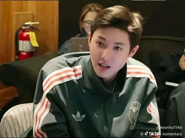 2hedward's tweet photo. ✨WTA✨ 
ada yg tau harga jual jaket adidas martin yg ijo meksiko iniii, pengen banget, cari dimana yaaa 😭😭😭 https://t.co/TxNuh0n1fr