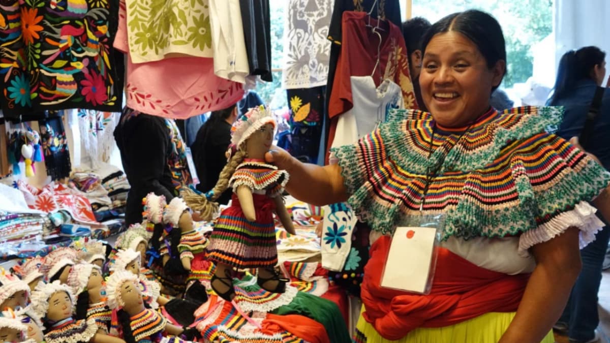 ChilangoCom's tweet photo. Si te gusta la artesanía mexicana, ORIGINAL 2026 es para ti. Se reunirán 580 artesanos y artesanas en los Pinos. 🌲🪡 Conoce más detalles. 👇 https://t.co/T0lZ2ZcagM https://t.co/BQjGuXwQMo