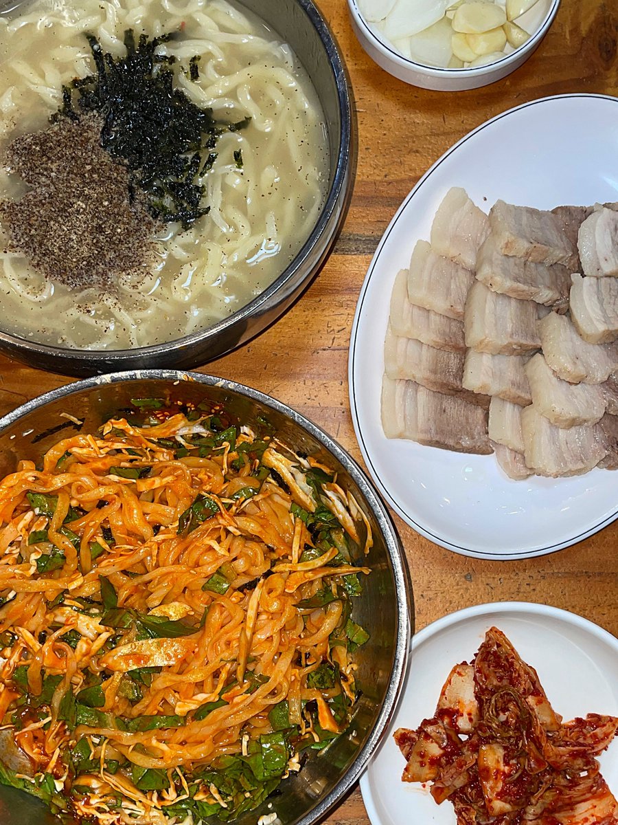 daliee_a's tweet photo. 대전가면 김화칼국수 꼭 먹어야 돼
비빔칼국수에 수육 싸서 먹고
국물 딱 먹어주면 영원히 먹을 수 있음 ☝🏻☝🏻 https://t.co/fHauy5W1OX