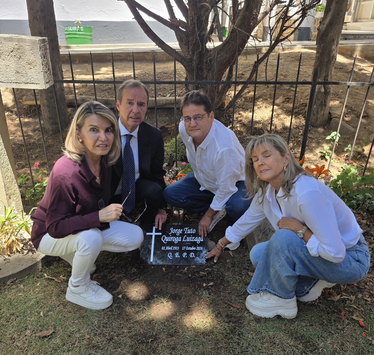 tutoquiroga's tweet photo. Ayer 24-Oct enterramos los restos cremados de Jorge-Tuto  Quiroga Luizaga en el Cementerio General de #Cochabamba, al lado de sus padres y familiares, como él quiso.
Descansa en paz papito, gracias por tu vida, saludos a la Abuelita Aurora y a nuestro hermano Mauricio. https://t.co/V9JIZJoTHb