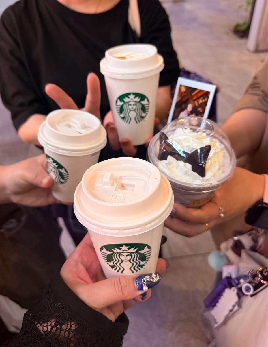 haru_okm2's tweet photo. 2部特典はYes東ジャージで嬉しすぎて走り出せ今すぐに～♪な状態で🫶推しに夢中な君が好き💜
クアトロの看板(?)に1部はたこ焼きおかめちゃんステッカーが1枚貼ってあったんだけど2部の時は2枚に増えてたの！スタッフさんかな？遊び心が好き☺️
#おかめバックトゥーユー https://t.co/ccBNxm0odF