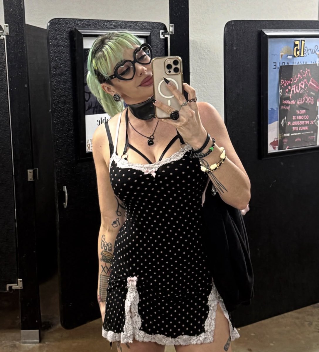 cassJAw's tweet photo. What’s your favorite venue? #attheshow #danceparty #betseyjohnson #layering #bathroomselfie https://t.co/ktZooi9SSB