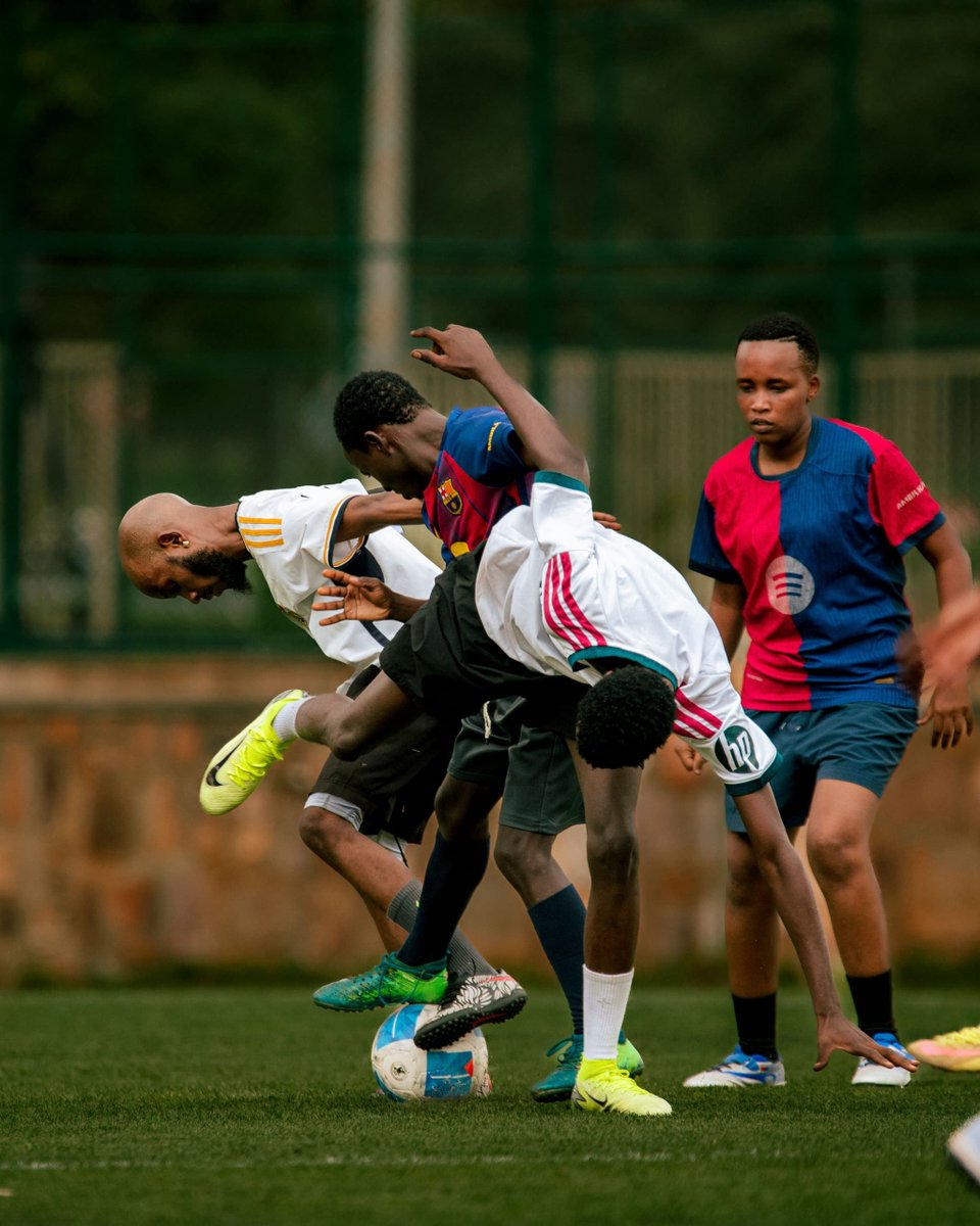 IGIHESports's tweet photo. 📸AMAFOTO 📸 

Abafana ba Real Madrid na FC Barcelone bo mu Rwanda banganyije igitego 1-1 mu mukino wa gicuti wabereye kuri Stade Amahoro kuri uyu wa 25 Ukwakira 2026.

#IGIHESports

📸: @karenzithelink https://t.co/CHQqxnPi9D