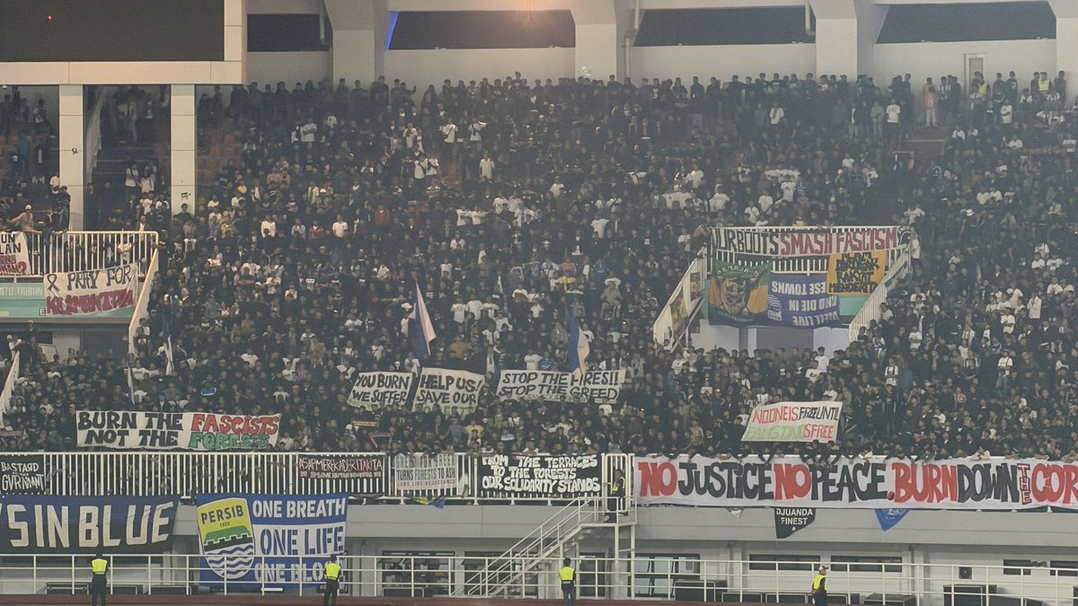 AldyGreget's tweet photo. Tonight’s protest and chant during Garudayaksa vs Persib game
📍Pakansari, Bogor https://t.co/Hiu1d2AwoN