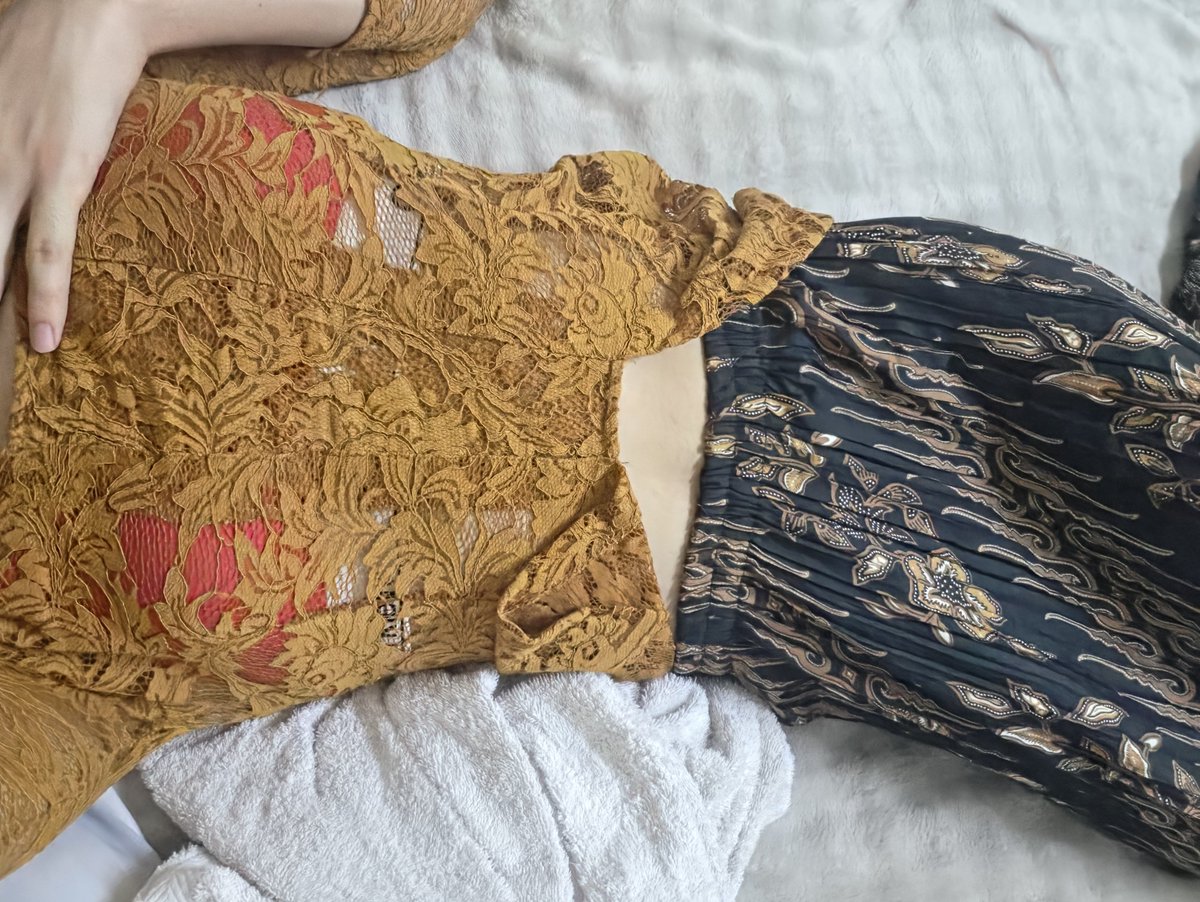 Leeeyny's tweet photo. doggy i sambil i pakai kebaya please https://t.co/L3VRrttnDi