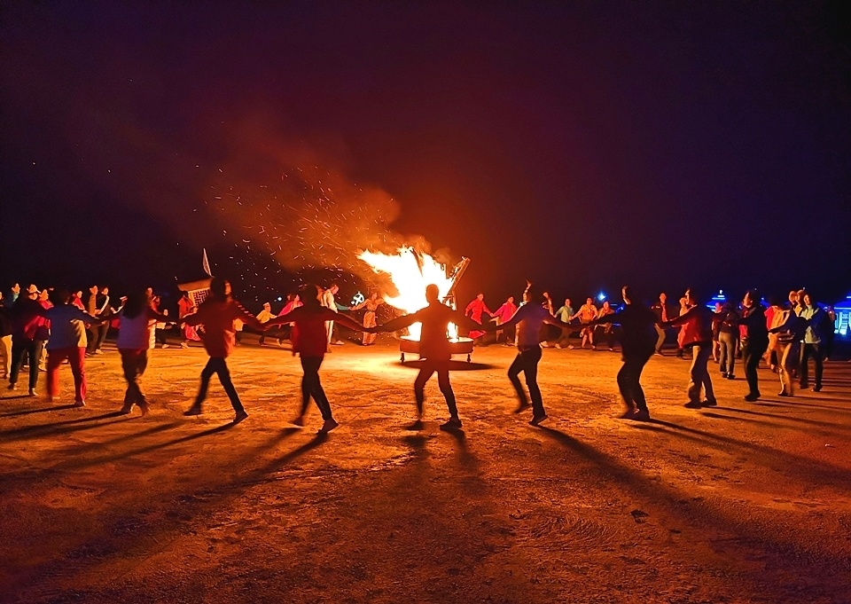 NEXTLIFE15's tweet photo. [岸辺の燎がゆらぎ、啬めた鼓の音が心地よい夜] https://t.co/HylsMZAtr2