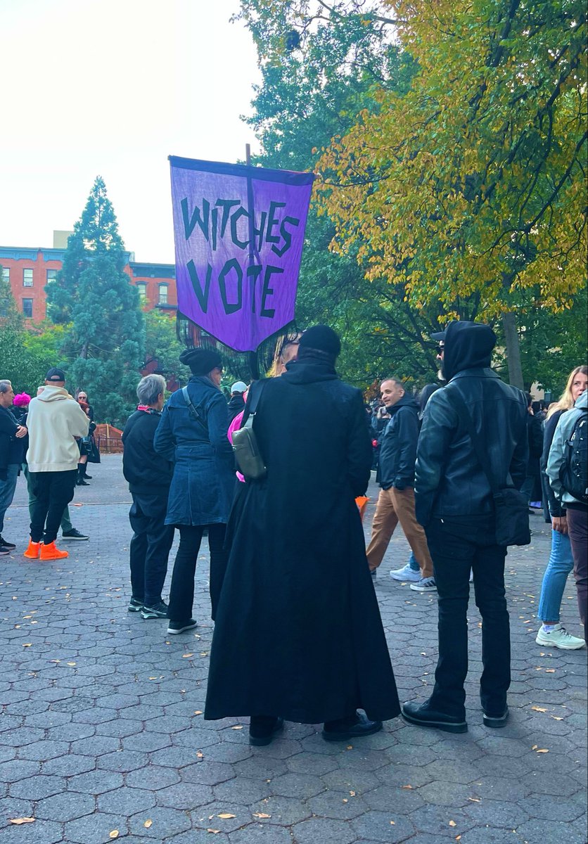 NYCSightsSounds's tweet photo. #KembraPfahler &amp; her otherworldly band The Voluptuous Horror of Karen Black @ Tompkins Square Park, LES #NYC 😱😱🧙🧙 https://t.co/Nat6e0ZzmP