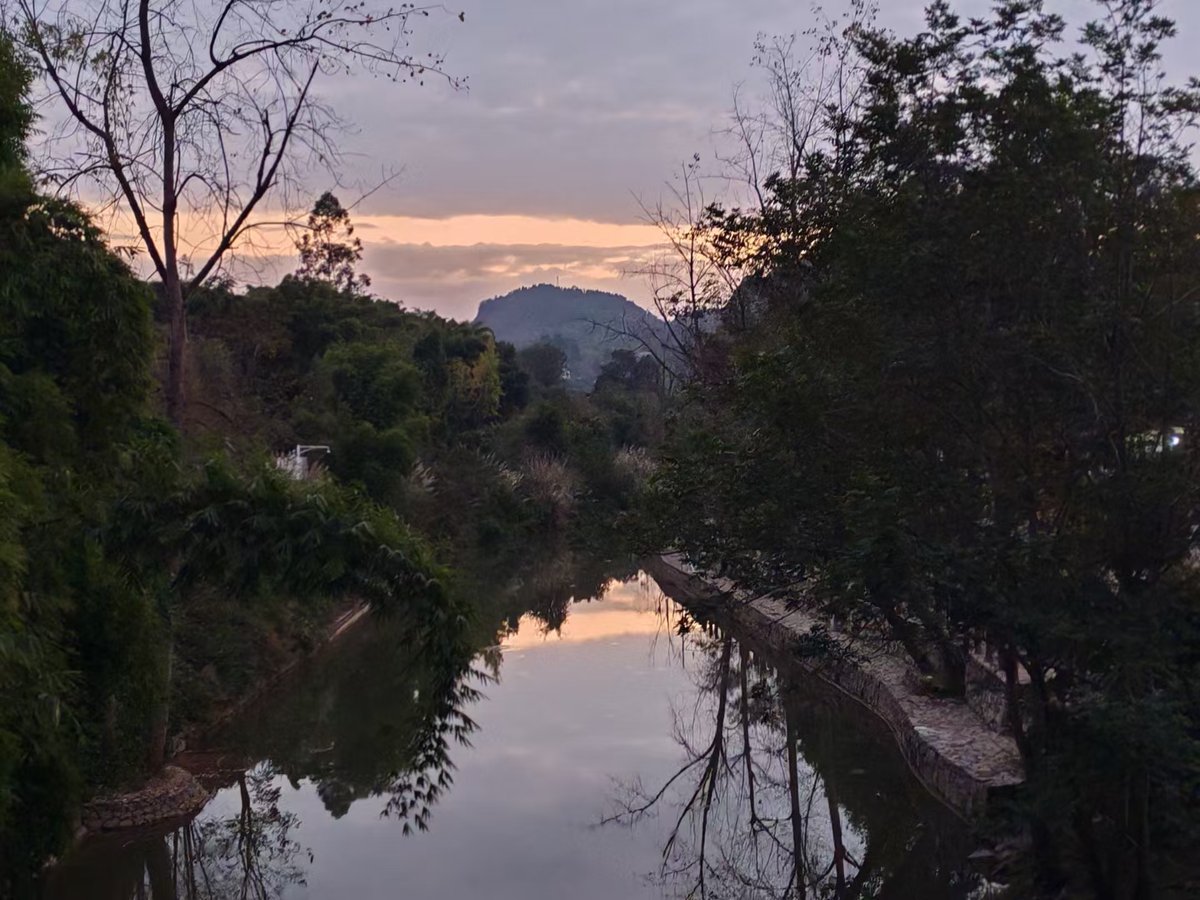 yuriyaan28's tweet photo. 今日は秋の夕暮れ、掠める風が鞍の上の逗子を運ぶ。 https://t.co/EEgklTFRC3