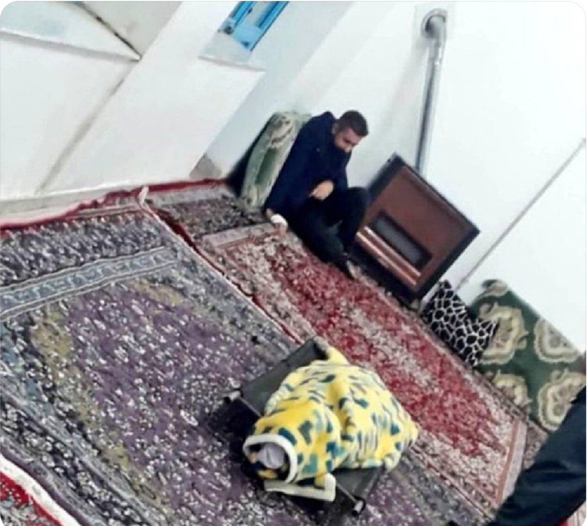 basi6283's tweet photo. ما رنج و درد زیادی رو تحمل کردیم
شبهای زیادی رو با غم پشت سر گذاشتیم
اما هیچوقت ناامید نشدیم

#KingRezaPahlavi https://t.co/Lc0GM19KYE