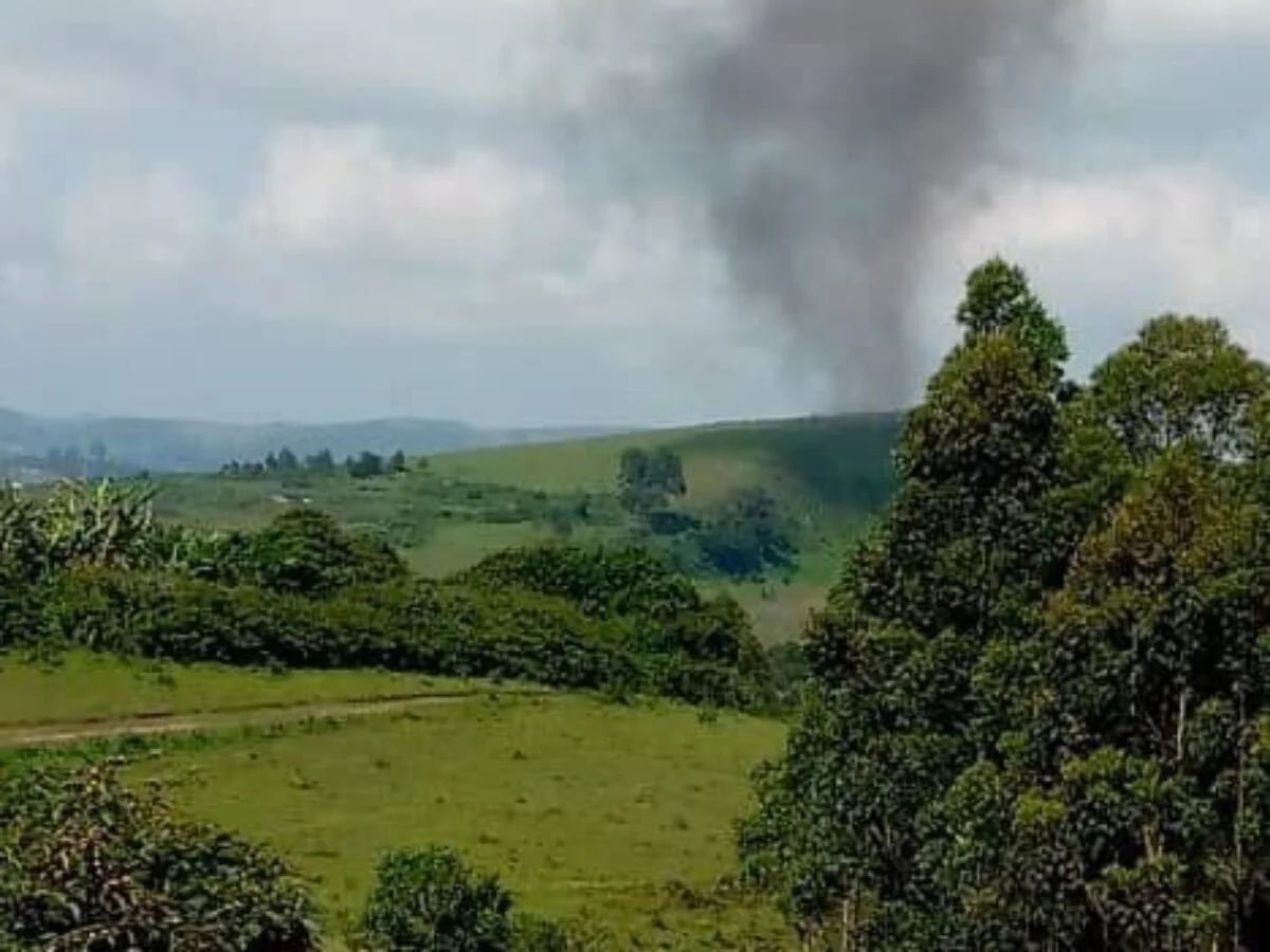 MugishaHV's tweet photo. #Breakingnews: Igisirikare cy'U #Burundi cyaraye gihuye nuruva gusenya mu gace ka #Rugombo ,ahitwa #Rubenga ahari hashyizwe imbunda igomba kurasa position y'ingabo za @FRNCONGOFFICIEL muri #RDCONGO .
Amakuru twahawe n'imboni zacu avuga ko mu masha ya 02h30 z'ijoro tariki ya 24/10/2026 bucya ari tariki ya 25/10/2026 ,Drone yavuye muri RDC yarashe imbunda yari ishinze hafi ya position y'igisirikare cy'u Burundi muri aka gace gahererehe hafi y'uruzi rwa Rusizi hagati ya #Katogota na #Luvungi ahitwa #Rubenga .
Iyi mbunda ikimara kuraswa na drone kuko yari yashyizwe hariya ngo ibe yabasha kurasa intwaro za #FRN, mu gihe uyu mutwe waba ugabye ibitero muri #Ruvubu,#Kigarana na #Gashya muri Luvungi ahari ibirindiro by'ingabo z'Ihuriro rirwana k'ubutegetsi bwa #Kinshasa.
Imboni zacu zatubwiye ko igisirikare cya @GeneralNeva cyashinze imbunda ziremereye zirebesha imiraka yazo muri RDC,ahantu hamaze iminsi hongerwa ingabo nyinshi ziteguye kujya kurwanya #FRN cyangwa zikajya ziyirasa ziri mu Burundi,ahari izo mbundi ni ahantu 3,ahitwa #Rubenga ,aha ho yarashwe,ahitwa #Mparambo ya mbere niya kabiri,ahitwa #Rukana,ahitwa #Rusiga aha hose hari imbunda zigenewe kurasa FRN.