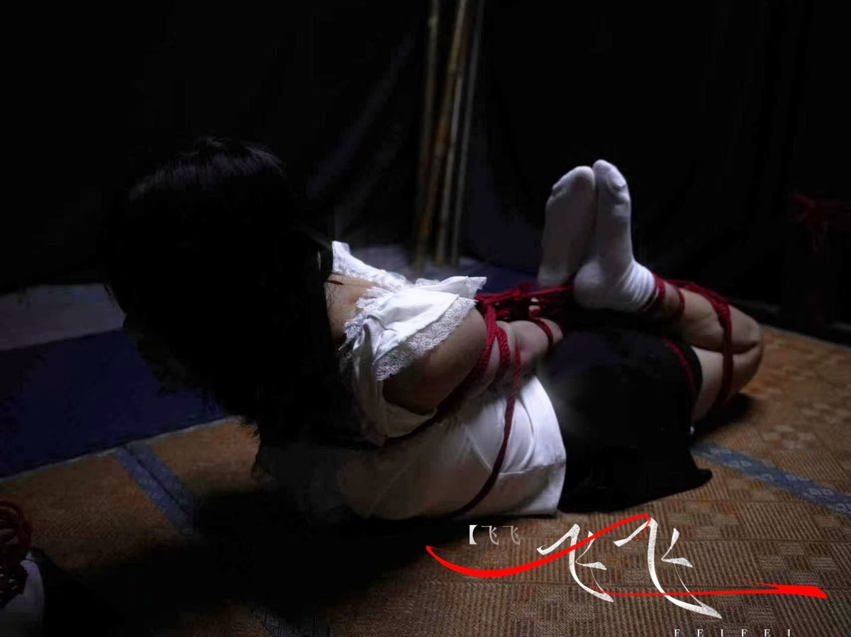 fei_fei_feifei's tweet photo. 昏暗的草席上，红线悄然缠绕。
光影交叠处，只剩呼吸轻轻起伏。
老师：@1ruvatar 
场地：@xinsheng912 https://t.co/kN58tebE3M