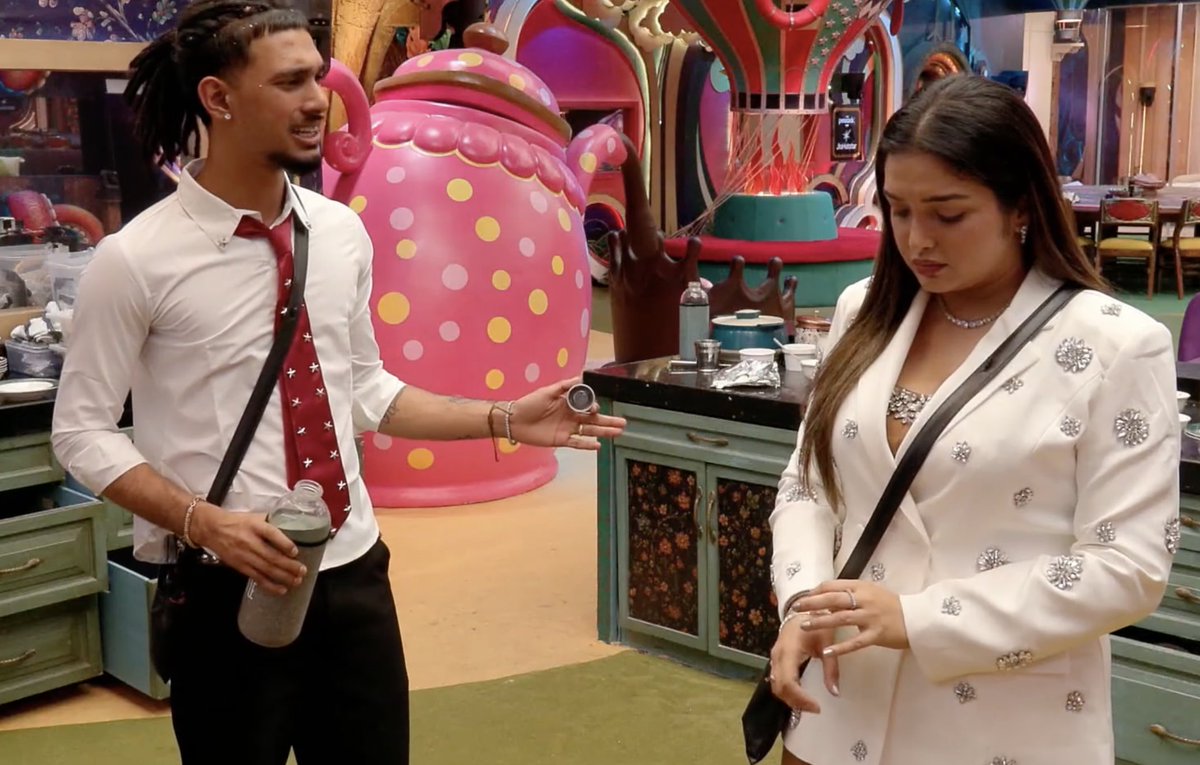 beingrachit_'s tweet photo. yung is the WORST friend any one can ask for.
aakthoooo on him
he is saying 'ghante ka heavy day hai love ke liye, why she doing so much nautanki" yuck chhapri YUCK
#BiggBoss20 https://t.co/1Fkq3QUtOZ