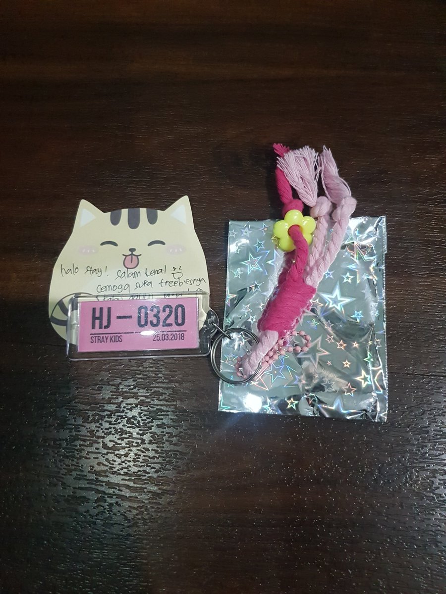 desskzz's tweet photo. Jujur pas buka trus dpt haje aku lngsng teriak, seneng bgtt 🥰, cantik lagi freebiesnya, makasih ya kak @hyunhofmipa udh mau trade sm freebies akuu 🫶🏻 https://t.co/icL6FYiHdy