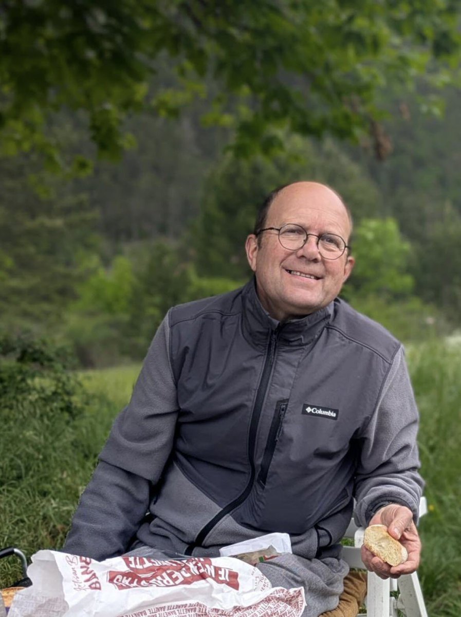 GossipRoomOff's tweet photo. 🚨 Il ramassait des châtaignes dans sa propriété, et il s’est fait tuer par un chasseur.

Il s’appelait Claude Morin, avait 65 ans et a tragiquement perdu la vie le dimanche 18 octobre, près de Cassagnas, en Lozère.

Alors qu’il cueillait simplement des châtaignes sur son terrain privé, cet homme a été mortellement touché par le tir d’un chasseur qui l’aurait confondu avec un sanglier.

Grièvement blessé, Claude était encore en vie à l’arrivée des secours. Malgré leur intervention, il n’a malheureusement pas pu être sauvé.

Le chasseur a été placé en garde à vue pour homicide involontaire et une enquête a été ouverte afin de déterminer les circonstances exactes de ce drame.

Un hommage a été rendu à Claude Morin ce vendredi 23 octobre. Une tragédie bouleversante qui rappelle les conséquences irréversibles que peut avoir un tir de chasse. (via Midi-Libre)

Pensées à sa famille et ses proches dans cette terrible épreuve. Reposez en paix, Claude. 🕊️