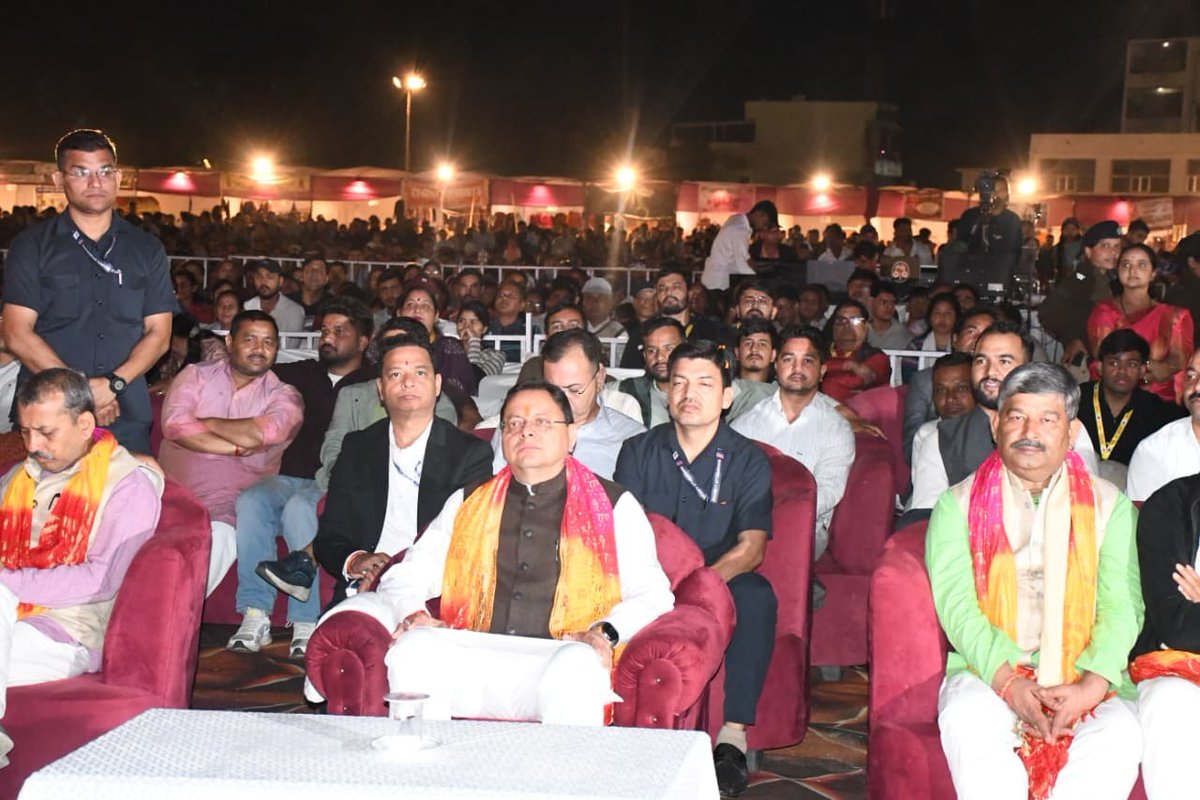 ukcmo's tweet photo. मुख्यमंत्री श्री पुष्कर सिंह धामी आज हल्द्वानी में आयोजित ‘कुमाऊं द्वार महोत्सव’ में मुख्य अतिथि के रूप में शामिल हुए। इस अवसर पर उन्होंने महोत्सव में उपस्थित लोगों का स्वागत एवं अभिनंदन किया तथा उत्तराखण्ड की समृद्ध लोक संस्कृति, परंपराओं और लोक कलाओं के संरक्षण एवं संवर्धन के लिए आयोजकों के प्रयासों की सराहना की।

मुख्यमंत्री ने कहा कि हल्द्वानी कुमाऊं का प्रवेश द्वार होने के साथ ही पर्वतीय समाज के लिए विशेष महत्व रखता है। यह क्षेत्र कुमाऊं की सांस्कृतिक विरासत, पारंपरिक जीवनशैली और लोक कलाओं की विशिष्ट पहचान को व्यापक मंच प्रदान करता है। महोत्सव में बड़ी संख्या में लोगों की उपस्थिति इस बात का प्रमाण है कि प्रदेशवासी अपनी सांस्कृतिक जड़ों और परंपराओं से गहराई से जुड़े हुए हैं।

उन्होंने ‘वैदेही कल्चरल एजुकेशन एंड आर्ट फाउंडेशन’ के प्रयासों की सराहना करते हुए कहा कि संस्था लोकगायन और लोकनृत्य के माध्यम से विशेष रूप से युवा पीढ़ी को उत्तराखण्ड की सांस्कृतिक विरासत से जोड़ने का कार्य कर रही है। उन्होंने कहा कि लोक कलाकार अपनी प्रस्तुतियों के माध्यम से प्रदेश की संस्कृति और परंपराओं को नई पहचान देने के साथ ही इन्हें देश-दुनिया तक पहुंचाने में महत्वपूर्ण भूमिका निभा रहे हैं।

मुख्यमंत्री ने कहा कि उत्तराखण्ड की लोक संस्कृति अत्यंत समृद्ध और विविधतापूर्ण है। यहां के लोकगीतों और लोकनृत्यों में पर्वतीय जीवन, प्राकृतिक सौंदर्य, ऋतु परिवर्तन, लोक आस्थाओं और गौरवशाली इतिहास की झलक देखने को मिलती है। छोलिया नृत्य, झोड़ा, चांचरी, बरदा नाटी और न्योली जैसी लोक विधाएं प्रदेश की सांस्कृतिक विरासत को संजोए हुए हैं। इसी प्रकार बेड़ा गीत, मांगल गीत और चैती गीत जैसी पारंपरिक गायन शैलियां उत्तराखण्ड के सामाजिक एवं सांस्कृतिक जीवन का अभिन्न अंग हैं।

उन्होंने कहा कि ढोल, दमाऊ, तुर्री, भंकोरा और रणसिंहा जैसे पारंपरिक वाद्य यंत्र उत्तराखण्ड की लोक संस्कृति को विशिष्ट पहचान प्रदान करते हैं। इनकी धुनों में पहाड़ के जनजीवन, लोक आस्थाओं और परंपराओं की झलक मिलती है। डिजिटल तकनीक और सोशल मीडिया के विस्तार से उत्तराखण्ड का लोक संगीत प्रदेश की सीमाओं से बाहर निकलकर देश-विदेश में पहचान बना रहा है। 

मुख्यमंत्री ने कहा कि प्रधानमंत्री श्री नरेन्द्र मोदी के नेतृत्व में उत्तराखण्ड के हित में अनेक महत्वपूर्ण निर्णय लिए गए हैं। राज्य सरकार ने प्रदेश के भविष्य, जनहित और देवभूमि की विशिष्ट पहचान को ध्यान में रखते हुए समान नागरिक संहिता लागू करने, सख्त धर्मांतरण विरोधी कानून बनाने, दंगारोधी कानून लागू करने और सशक्त भू-कानून की दिशा में महत्वपूर्ण कदम उठाए हैं।

उन्होंने कहा कि राज्य सरकार ने देवभूमि की सांस्कृतिक पहचान की रक्षा के साथ-साथ युवाओं के भविष्य को सुरक्षित करने के लिए भी महत्वपूर्ण कदम उठाए हैं। नकल माफिया पर अंकुश लगाने के उद्देश्य से सख्त नकल विरोधी कानून लागू किया गया है। इसके परिणामस्वरूप भर्ती प्रक्रियाओं में पारदर्शिता और निष्पक्षता सुनिश्चित करने की दिशा में महत्वपूर्ण प्रगति हुई है।

मुख्यमंत्री ने कहा कि उत्तराखण्ड के हित में बड़े और आवश्यक निर्णय लेने से सरकार पीछे नहीं हटेगी। उनके अनुसार, प्रदेश का हित सत्ता से, जनहित राजनीति से और राष्ट्रहित वोटबैंक की राजनीति से ऊपर है।

उन्होंने उत्तराखण्ड राज्य आंदोलन के दौरान हुए रामपुर तिराहा गोलीकांड का उल्लेख करते हुए कहा कि राज्य आंदोलनकारियों के संघर्ष और बलिदान को प्रदेश की जनता आज भी याद करती है। राज्य आंदोलन के दौरान आंदोलनकारियों ने अनेक कठिनाइयों का सामना किया और उत्तराखण्ड राज्य के निर्माण के लिए संघर्ष किया। ऐसे ऐतिहासिक संदर्भों के बीच प्रदेश के लोगों के सम्मान से जुड़ी टिप्पणियां और भी संवेदनशील हो जाती हैं।

मुख्यमंत्री ने राष्ट्रीय सुरक्षा सलाहकार श्री अजीत डोभाल का उल्लेख करते हुए कहा कि देश की सुरक्षा के लिए समर्पित व्यक्तित्वों के संबंध में राजनीतिक बयान देते समय राष्ट्रहित और सार्वजनिक जीवन की मर्यादा का ध्यान रखा जाना चाहिए। 

उन्होंने अंकिता भंडारी प्रकरण का उल्लेख करते हुए कहा कि किसी बेटी को न्याय दिलाना समाज और व्यवस्था की गंभीर जिम्मेदारी है। इस संवेदनशील मामले में न्यायिक प्रक्रिया, तथ्यों और प्रमाणों को प्राथमिकता दी जानी चाहिए। उन्होंने प्रकरण में न्यायालय द्वारा दोषियों को सुनाई गई सजा और जमानत याचिकाओं से संबंधित न्यायिक कार्यवाही का उल्लेख करते हुए कहा कि कानून के अनुसार चलने वाली प्रक्रिया का सम्मान किया जाना चाहिए।