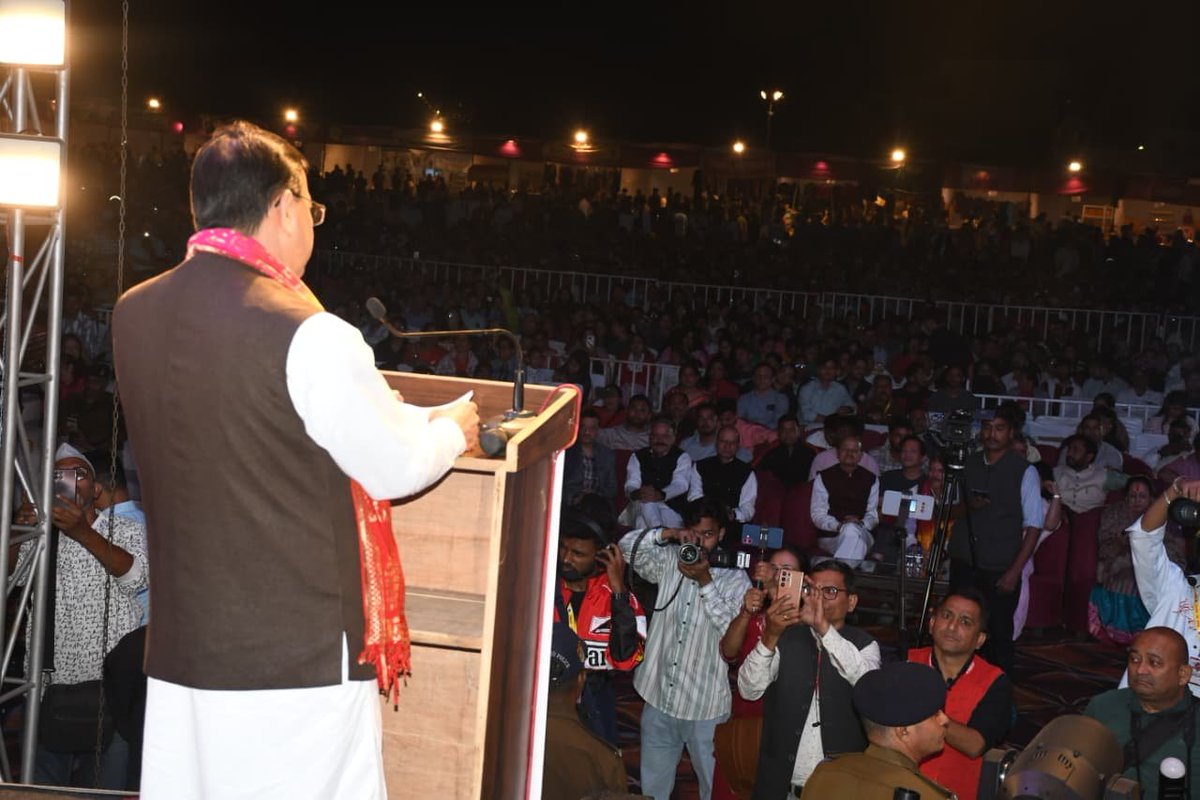 ukcmo's tweet photo. मुख्यमंत्री श्री पुष्कर सिंह धामी आज हल्द्वानी में आयोजित ‘कुमाऊं द्वार महोत्सव’ में मुख्य अतिथि के रूप में शामिल हुए। इस अवसर पर उन्होंने महोत्सव में उपस्थित लोगों का स्वागत एवं अभिनंदन किया तथा उत्तराखण्ड की समृद्ध लोक संस्कृति, परंपराओं और लोक कलाओं के संरक्षण एवं संवर्धन के लिए आयोजकों के प्रयासों की सराहना की।

मुख्यमंत्री ने कहा कि हल्द्वानी कुमाऊं का प्रवेश द्वार होने के साथ ही पर्वतीय समाज के लिए विशेष महत्व रखता है। यह क्षेत्र कुमाऊं की सांस्कृतिक विरासत, पारंपरिक जीवनशैली और लोक कलाओं की विशिष्ट पहचान को व्यापक मंच प्रदान करता है। महोत्सव में बड़ी संख्या में लोगों की उपस्थिति इस बात का प्रमाण है कि प्रदेशवासी अपनी सांस्कृतिक जड़ों और परंपराओं से गहराई से जुड़े हुए हैं।

उन्होंने ‘वैदेही कल्चरल एजुकेशन एंड आर्ट फाउंडेशन’ के प्रयासों की सराहना करते हुए कहा कि संस्था लोकगायन और लोकनृत्य के माध्यम से विशेष रूप से युवा पीढ़ी को उत्तराखण्ड की सांस्कृतिक विरासत से जोड़ने का कार्य कर रही है। उन्होंने कहा कि लोक कलाकार अपनी प्रस्तुतियों के माध्यम से प्रदेश की संस्कृति और परंपराओं को नई पहचान देने के साथ ही इन्हें देश-दुनिया तक पहुंचाने में महत्वपूर्ण भूमिका निभा रहे हैं।

मुख्यमंत्री ने कहा कि उत्तराखण्ड की लोक संस्कृति अत्यंत समृद्ध और विविधतापूर्ण है। यहां के लोकगीतों और लोकनृत्यों में पर्वतीय जीवन, प्राकृतिक सौंदर्य, ऋतु परिवर्तन, लोक आस्थाओं और गौरवशाली इतिहास की झलक देखने को मिलती है। छोलिया नृत्य, झोड़ा, चांचरी, बरदा नाटी और न्योली जैसी लोक विधाएं प्रदेश की सांस्कृतिक विरासत को संजोए हुए हैं। इसी प्रकार बेड़ा गीत, मांगल गीत और चैती गीत जैसी पारंपरिक गायन शैलियां उत्तराखण्ड के सामाजिक एवं सांस्कृतिक जीवन का अभिन्न अंग हैं।

उन्होंने कहा कि ढोल, दमाऊ, तुर्री, भंकोरा और रणसिंहा जैसे पारंपरिक वाद्य यंत्र उत्तराखण्ड की लोक संस्कृति को विशिष्ट पहचान प्रदान करते हैं। इनकी धुनों में पहाड़ के जनजीवन, लोक आस्थाओं और परंपराओं की झलक मिलती है। डिजिटल तकनीक और सोशल मीडिया के विस्तार से उत्तराखण्ड का लोक संगीत प्रदेश की सीमाओं से बाहर निकलकर देश-विदेश में पहचान बना रहा है। 

मुख्यमंत्री ने कहा कि प्रधानमंत्री श्री नरेन्द्र मोदी के नेतृत्व में उत्तराखण्ड के हित में अनेक महत्वपूर्ण निर्णय लिए गए हैं। राज्य सरकार ने प्रदेश के भविष्य, जनहित और देवभूमि की विशिष्ट पहचान को ध्यान में रखते हुए समान नागरिक संहिता लागू करने, सख्त धर्मांतरण विरोधी कानून बनाने, दंगारोधी कानून लागू करने और सशक्त भू-कानून की दिशा में महत्वपूर्ण कदम उठाए हैं।

उन्होंने कहा कि राज्य सरकार ने देवभूमि की सांस्कृतिक पहचान की रक्षा के साथ-साथ युवाओं के भविष्य को सुरक्षित करने के लिए भी महत्वपूर्ण कदम उठाए हैं। नकल माफिया पर अंकुश लगाने के उद्देश्य से सख्त नकल विरोधी कानून लागू किया गया है। इसके परिणामस्वरूप भर्ती प्रक्रियाओं में पारदर्शिता और निष्पक्षता सुनिश्चित करने की दिशा में महत्वपूर्ण प्रगति हुई है।

मुख्यमंत्री ने कहा कि उत्तराखण्ड के हित में बड़े और आवश्यक निर्णय लेने से सरकार पीछे नहीं हटेगी। उनके अनुसार, प्रदेश का हित सत्ता से, जनहित राजनीति से और राष्ट्रहित वोटबैंक की राजनीति से ऊपर है।

उन्होंने उत्तराखण्ड राज्य आंदोलन के दौरान हुए रामपुर तिराहा गोलीकांड का उल्लेख करते हुए कहा कि राज्य आंदोलनकारियों के संघर्ष और बलिदान को प्रदेश की जनता आज भी याद करती है। राज्य आंदोलन के दौरान आंदोलनकारियों ने अनेक कठिनाइयों का सामना किया और उत्तराखण्ड राज्य के निर्माण के लिए संघर्ष किया। ऐसे ऐतिहासिक संदर्भों के बीच प्रदेश के लोगों के सम्मान से जुड़ी टिप्पणियां और भी संवेदनशील हो जाती हैं।

मुख्यमंत्री ने राष्ट्रीय सुरक्षा सलाहकार श्री अजीत डोभाल का उल्लेख करते हुए कहा कि देश की सुरक्षा के लिए समर्पित व्यक्तित्वों के संबंध में राजनीतिक बयान देते समय राष्ट्रहित और सार्वजनिक जीवन की मर्यादा का ध्यान रखा जाना चाहिए। 

उन्होंने अंकिता भंडारी प्रकरण का उल्लेख करते हुए कहा कि किसी बेटी को न्याय दिलाना समाज और व्यवस्था की गंभीर जिम्मेदारी है। इस संवेदनशील मामले में न्यायिक प्रक्रिया, तथ्यों और प्रमाणों को प्राथमिकता दी जानी चाहिए। उन्होंने प्रकरण में न्यायालय द्वारा दोषियों को सुनाई गई सजा और जमानत याचिकाओं से संबंधित न्यायिक कार्यवाही का उल्लेख करते हुए कहा कि कानून के अनुसार चलने वाली प्रक्रिया का सम्मान किया जाना चाहिए।