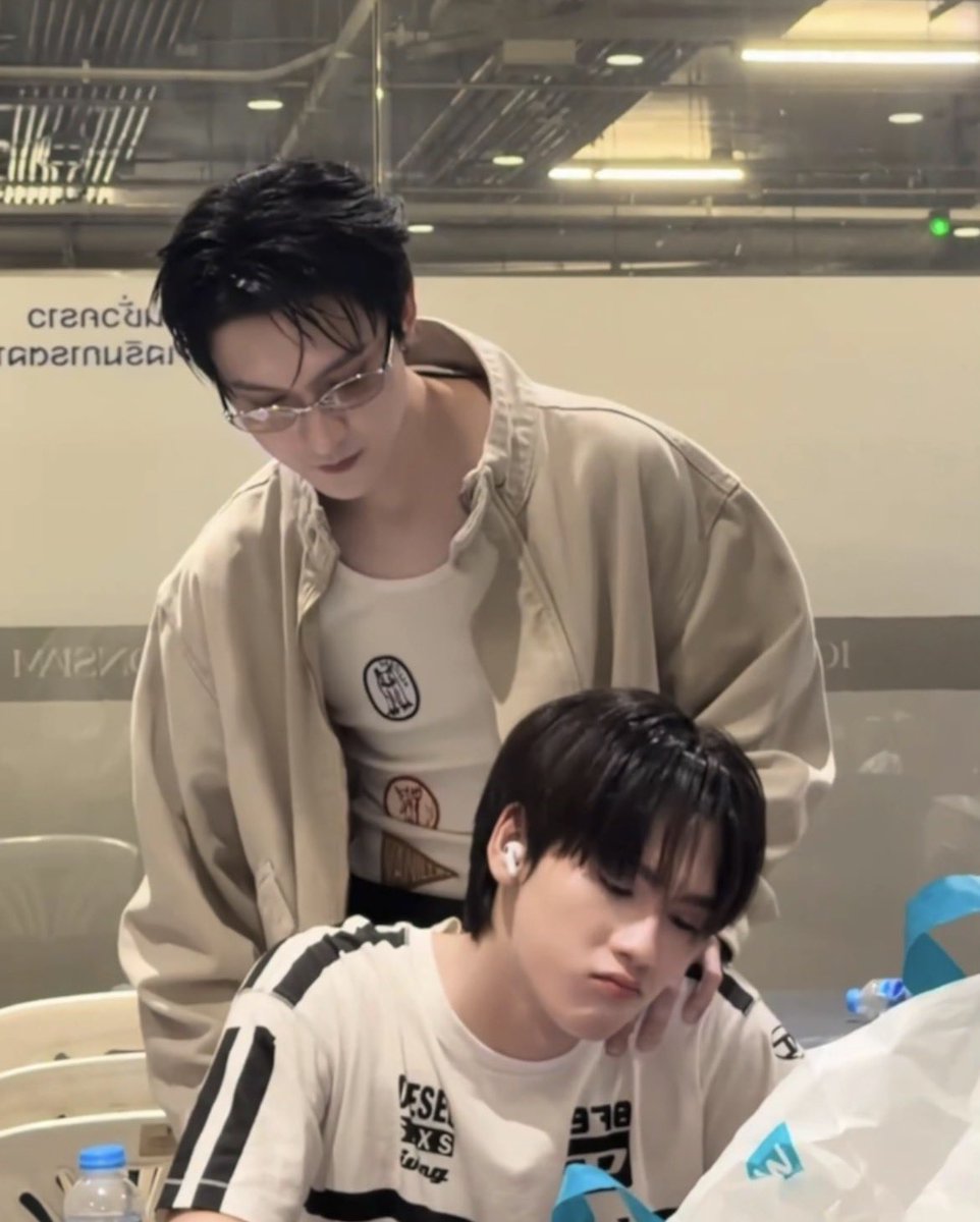 Plumiexx12's tweet photo. เบ๊บครับมีคนนวดให้อีกแย้ววว 😣😣 https://t.co/pdNVvW5aac