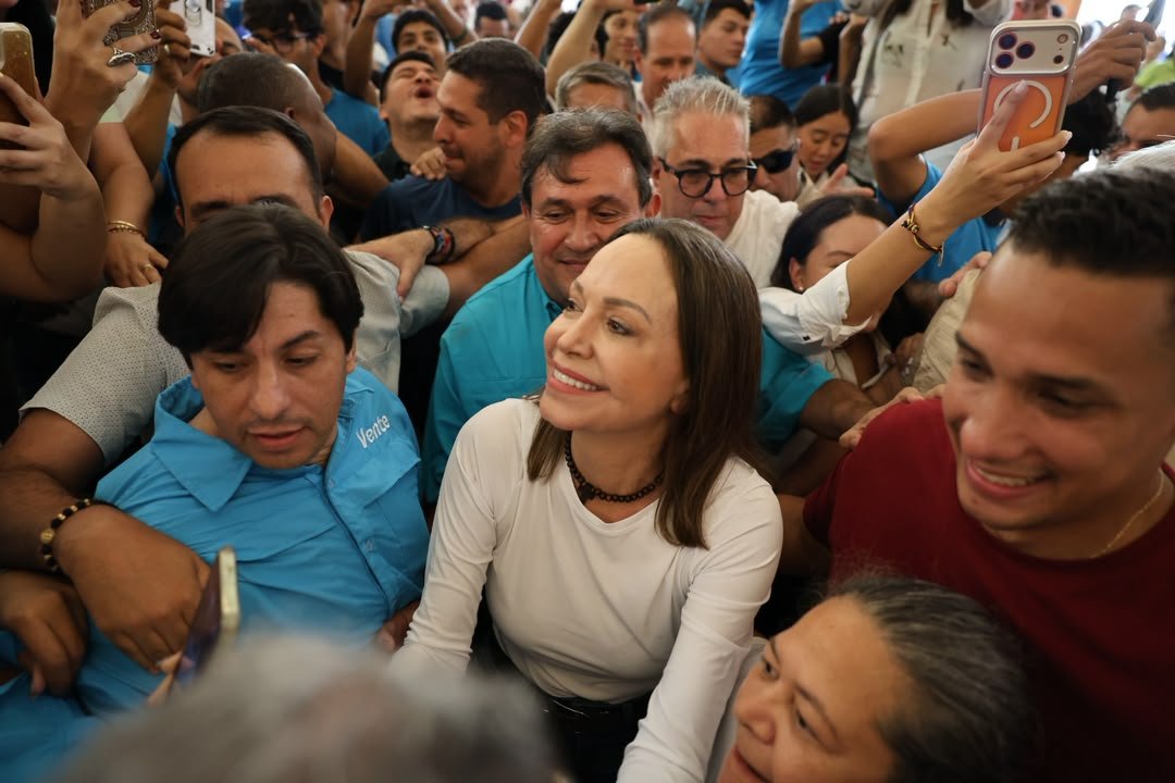 VenteVenezuela's tweet photo. Desde el Santuario de la Divina Pastora, en Santa Rosa, hasta cada rincón de Venezuela, se siente la fuerza de un pueblo que jamás perdió la esperanza. 

@MariaCorinaYA  pisa nuevamente el suelo venezolano y su llegada anuncia el reencuentro de todas las familias que pronto volverán a estar unidas en nuestro país. 

¡Venezuela será libre!