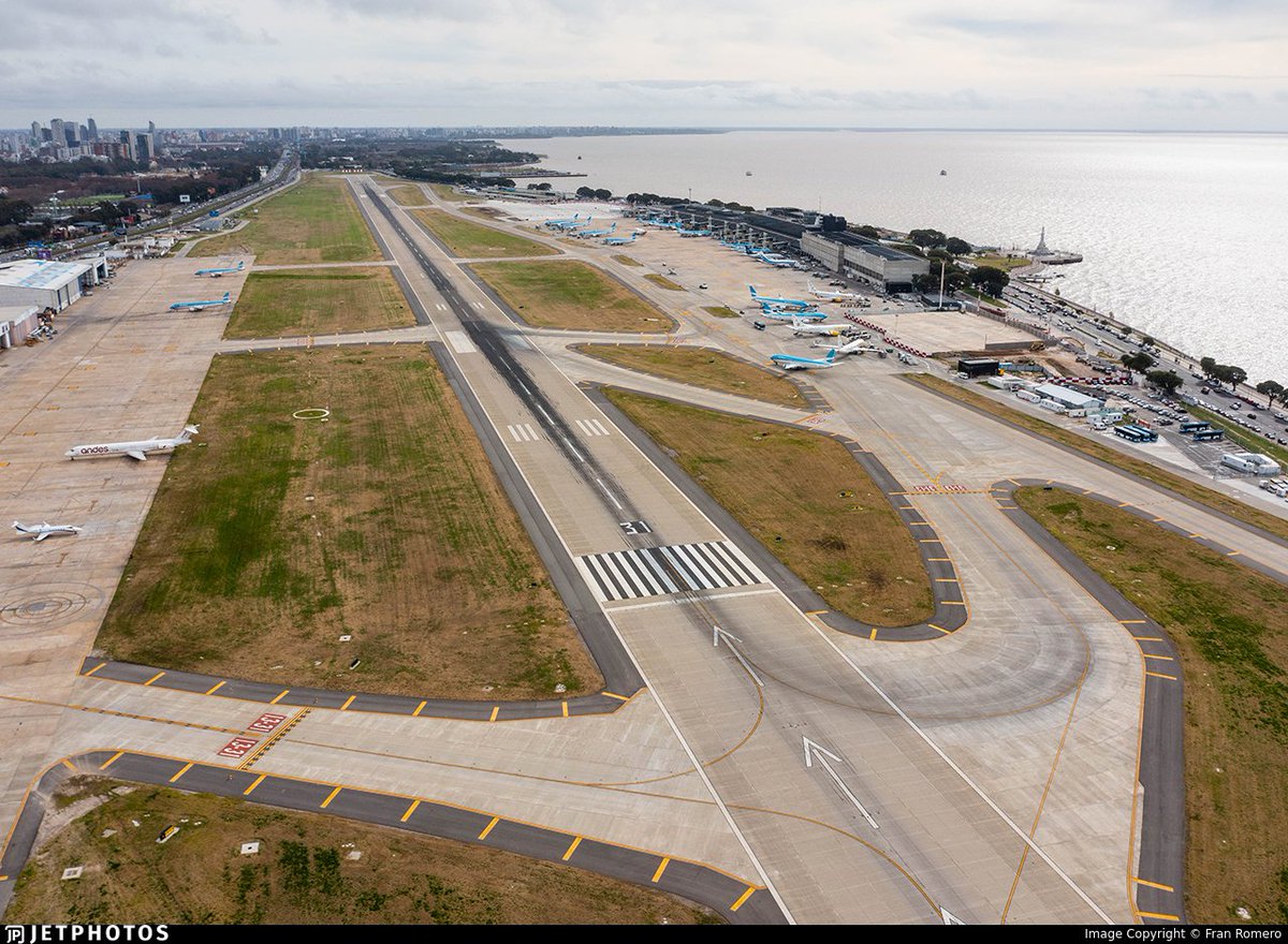 SpottersArg's tweet photo. 🇦🇷 Hasta el 11 de noviembre, Aeroparque será el aeropuerto de Buenos Aires con la pista más larga

· Aeroparque (13-31): 2.350 metros 

· Morón (02-20): 2.303 metros 

· El Palomar (17-35): 2.110 metros 

· Ezeiza (11-28): 1.850 metros 

· San Fernando (05-23): 1.690 metros 

La pista del aeropuerto de Morón tiene hasta 2.850 metros, pero 2.303 son los metros útiles