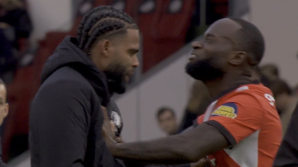 vandaaginside's tweet photo. Video: Opstootje tussen St. Juste en Geertruida na afloop van PSV-Feyenoord
https://t.co/THuznbt02k
#vandaaginside https://t.co/qgEUYzcT3g