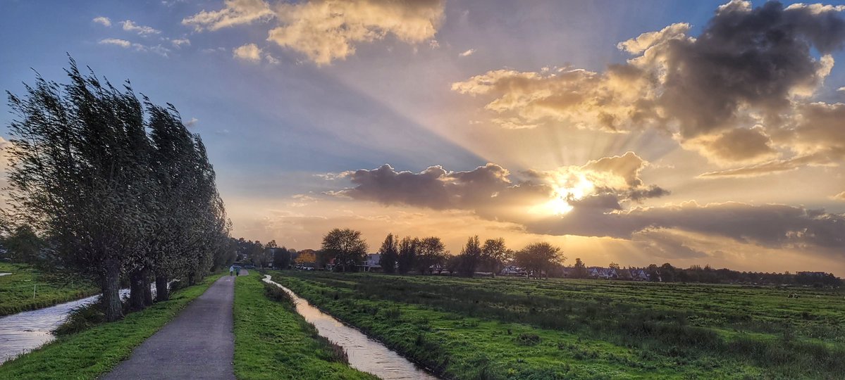 johan_klos's tweet photo. Goedemiddag nog even #uitwaaien bij nasleep #StormBeolo in #Alblasserdam met mooie #zonnestralen bij #zonsondergang #weerfoto https://t.co/9EZRagx8vm