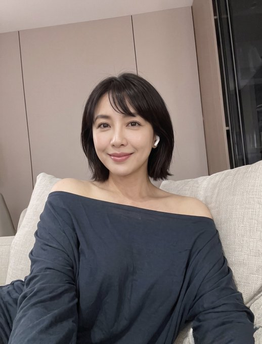 wildaniyahrisma's tweet photo. 41歳なのに、このオフショルトップスが胸元をしっかり見せてる。 ソファに座ってると自分でも少し熱くなってくる…… もっと近くで見てみたい人はフォローして https://t.co/CbxDaAZPIZ