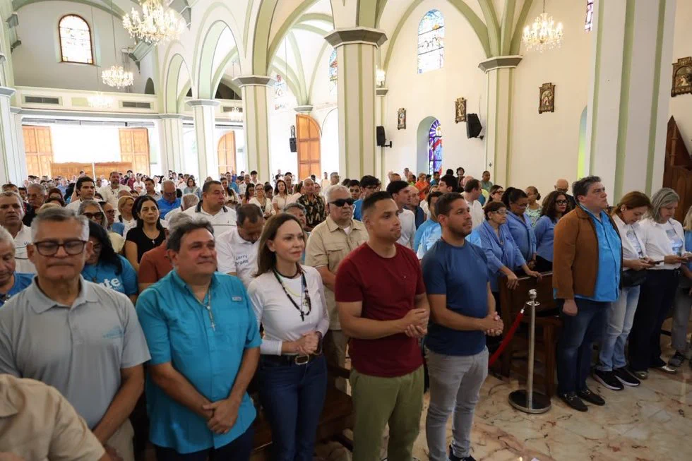 Reporte Ya on X: "#25Oct #MariaCorina #Barquisimeto @EmmaRincon :María  Corina Machado mientras escucha la misma de la Catedral de Barqusimero" / X