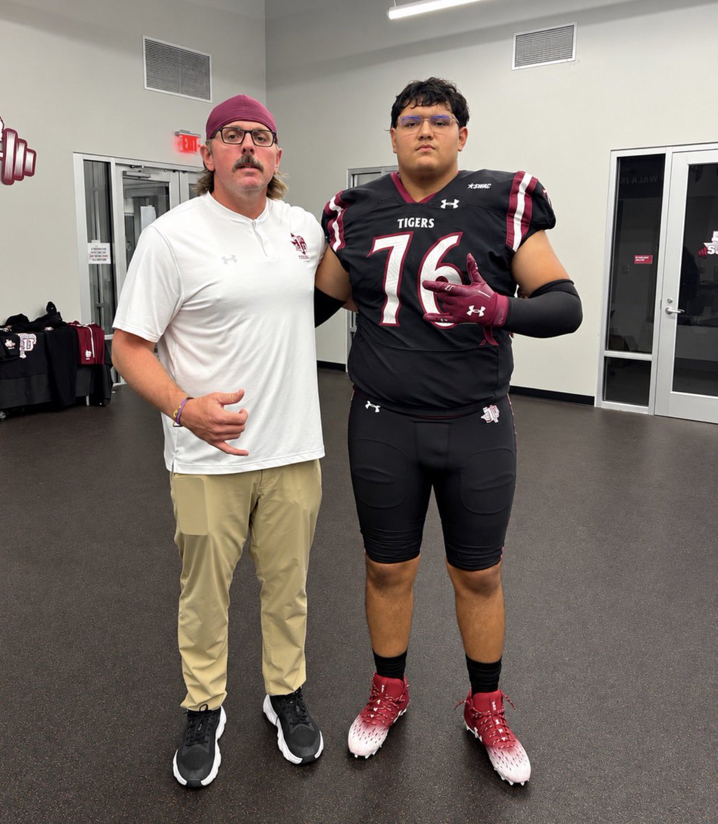 Roenriquez09's tweet photo. Great time  @TSUFootball ! Love the atmosphere, culture, and energy. Grateful for the experience and excited about the opportunity to join the team! #TSU #OfficialVisit 

@RecruitTheU @WacoUFootball @CoachCFoster_ @CoachHughes254 @coachsewardjr @_Coach_King @CoachJLaRue @CoachPasswaters @williamstarik97