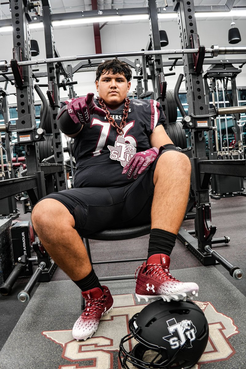Roenriquez09's tweet photo. Great time  @TSUFootball ! Love the atmosphere, culture, and energy. Grateful for the experience and excited about the opportunity to join the team! #TSU #OfficialVisit 

@RecruitTheU @WacoUFootball @CoachCFoster_ @CoachHughes254 @coachsewardjr @_Coach_King @CoachJLaRue @CoachPasswaters @williamstarik97