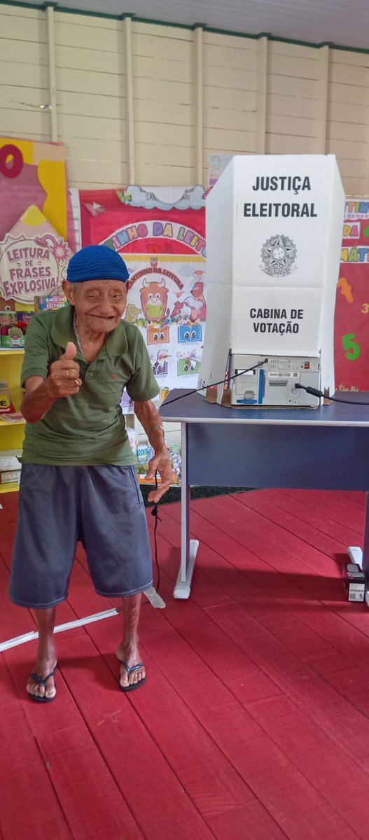 stefs__'s tweet photo. Seu Raimundo Mendes, 108 anos. Exercendo sua cidadania, e você já foi votar? https://t.co/xNqXTggIG7