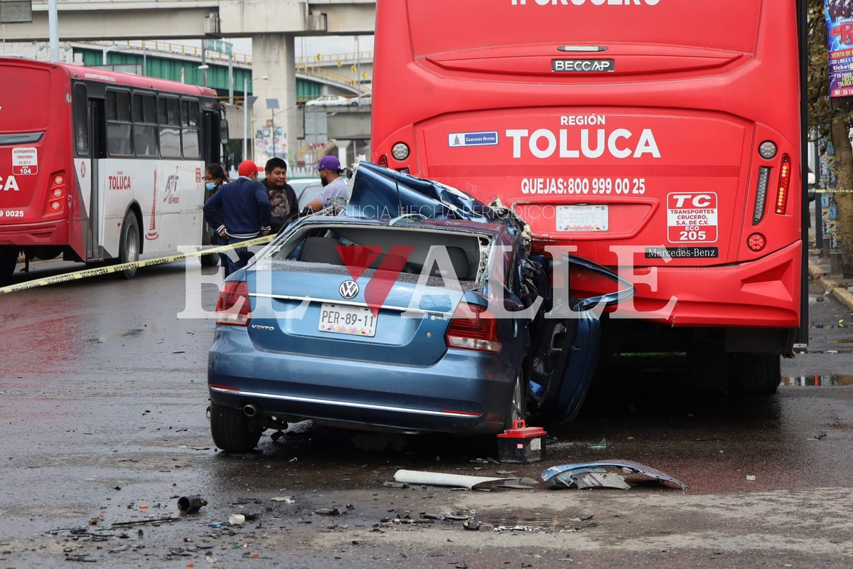 elvallemexico's tweet photo. 😱🙏🏻~ Confirman dos decesos tras accidente en avenida Alfredo del Mazo, en Toluca

😔 Dos hombres que viajaban a bordo de un automóvil azul fallecieron tras impactarse contra la parte trasera de un camión de pasajeros sobre avenida Alfredo del Mazo, frente a Chedraui y antes del distribuidor vial López Portillo, en Toluca.

🚒 Servicios de emergencia y autoridades arribaron al lugar para realizar las diligencias correspondientes.

📷 Saulo Magno 

#ElValle #Toluca #Edoméx #ÚltimaHora #AccidenteVial