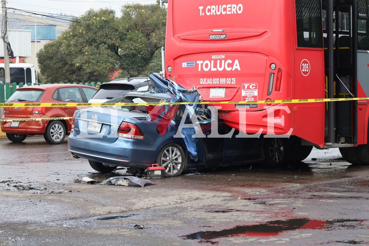 elvallemexico's tweet photo. 😱🙏🏻~ Confirman dos decesos tras accidente en avenida Alfredo del Mazo, en Toluca

😔 Dos hombres que viajaban a bordo de un automóvil azul fallecieron tras impactarse contra la parte trasera de un camión de pasajeros sobre avenida Alfredo del Mazo, frente a Chedraui y antes del distribuidor vial López Portillo, en Toluca.

🚒 Servicios de emergencia y autoridades arribaron al lugar para realizar las diligencias correspondientes.

📷 Saulo Magno 

#ElValle #Toluca #Edoméx #ÚltimaHora #AccidenteVial