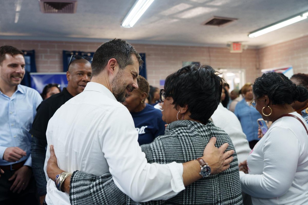 PeteButtigieg's tweet photo. Folks here in Georgia are working hard to send @ossoff back to the Senate and elect @KeishaForGA as their next Governor! Proud to see so many volunteers show up yesterday to get out the vote in the final days ahead of the midterm elections. https://t.co/4LtoD0oLhG
